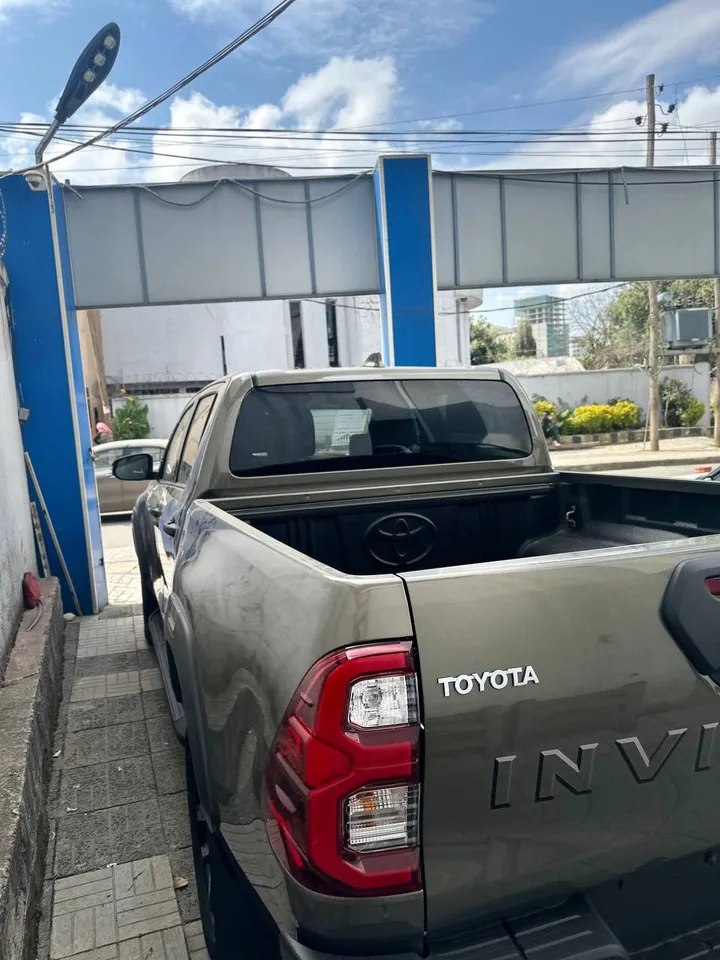 Toyota Hilux Invincible Hybrid 2025 – photo 3