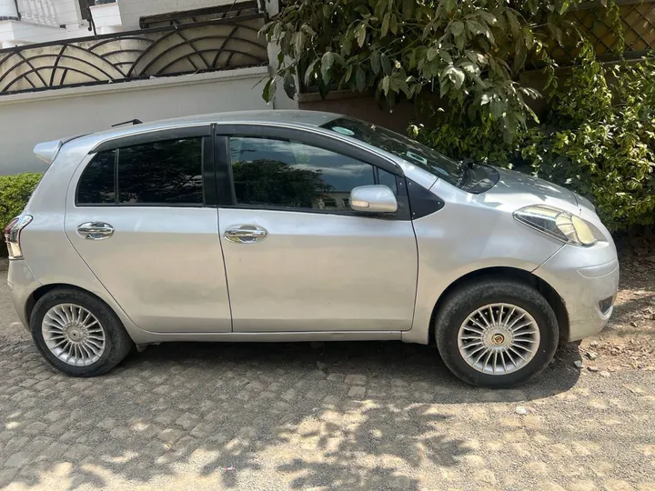Toyota Yaris Compact 2010 – photo 3