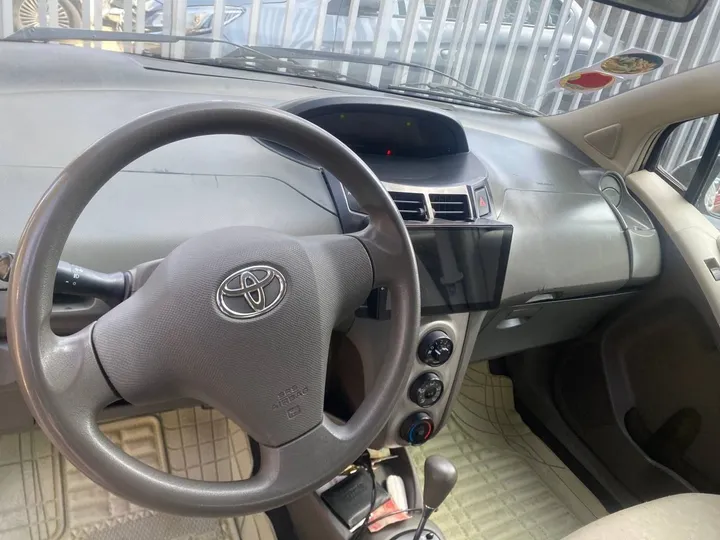 Toyota Yaris Compact 2010 Automatic – photo 3