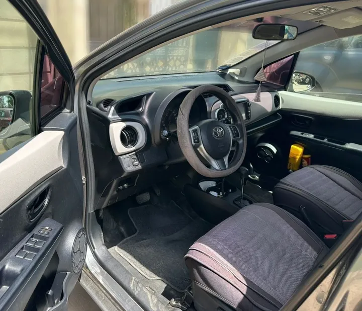 Toyota Yaris 4-Cylinder 2012 – photo 4