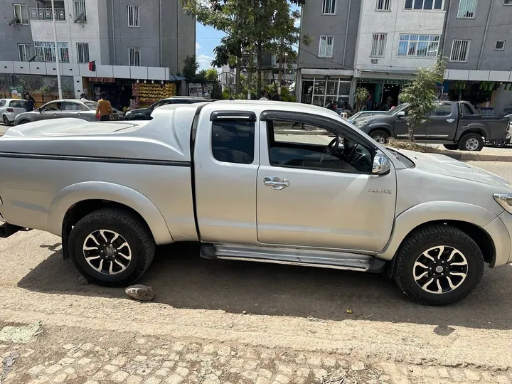 Toyota Hilux 2014 Manual Pickup – photo 3
