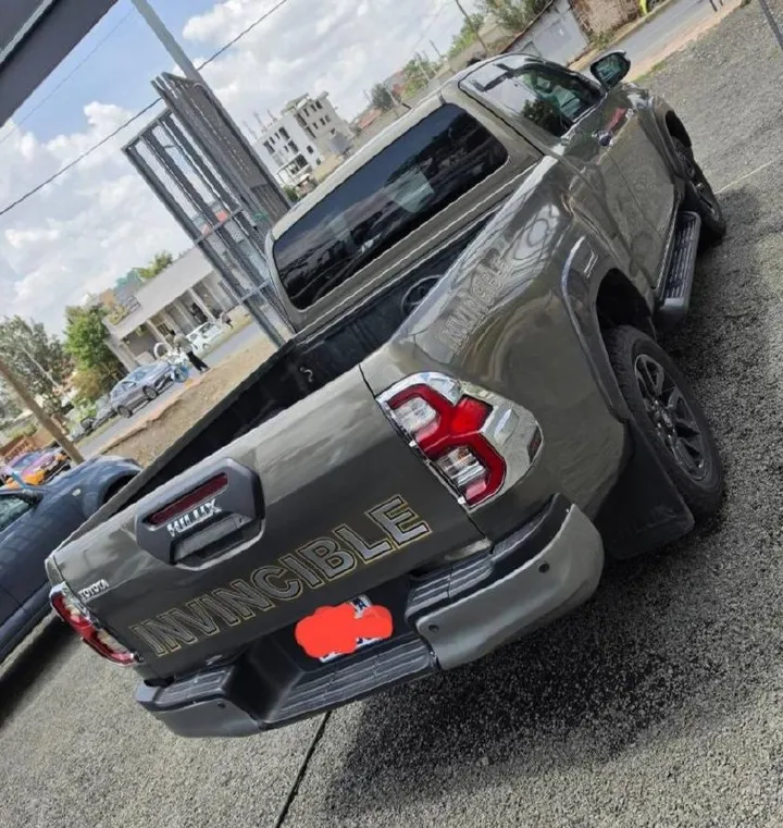 Toyota Hilux Invincible 2.8L Diesel – photo 4