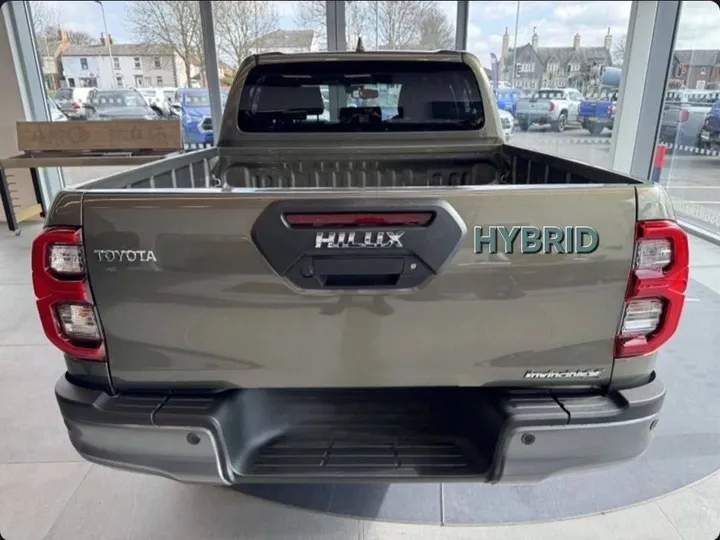 Toyota Hilux Invincible Hybrid 2025 – photo 3