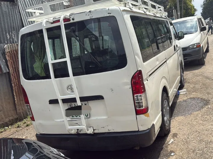 Toyota Abadula 2011 Manual Van – photo 7