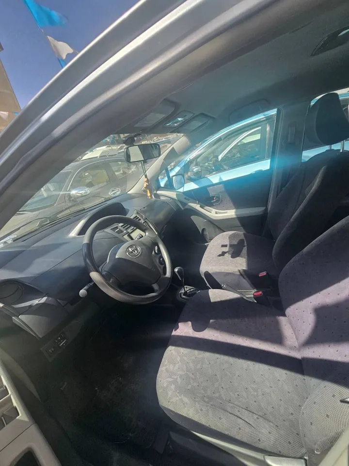 Toyota Yaris Compact 2010 – photo 4