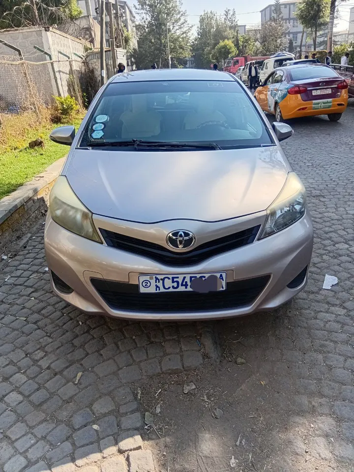 Toyota Yaris Compact 2011 Automatic – photo 3