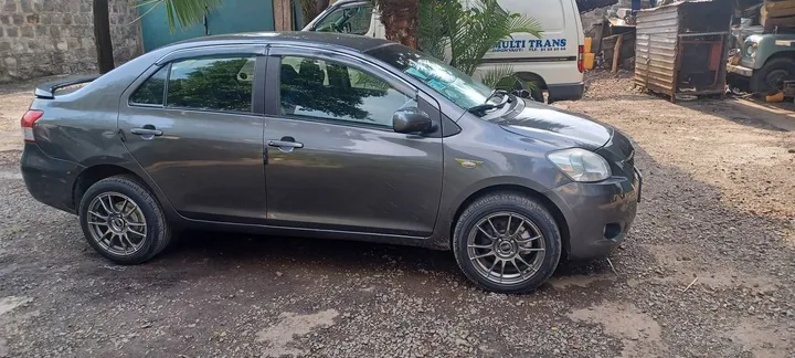 Toyota Yaris Sedan 2009 Automatic – photo 3