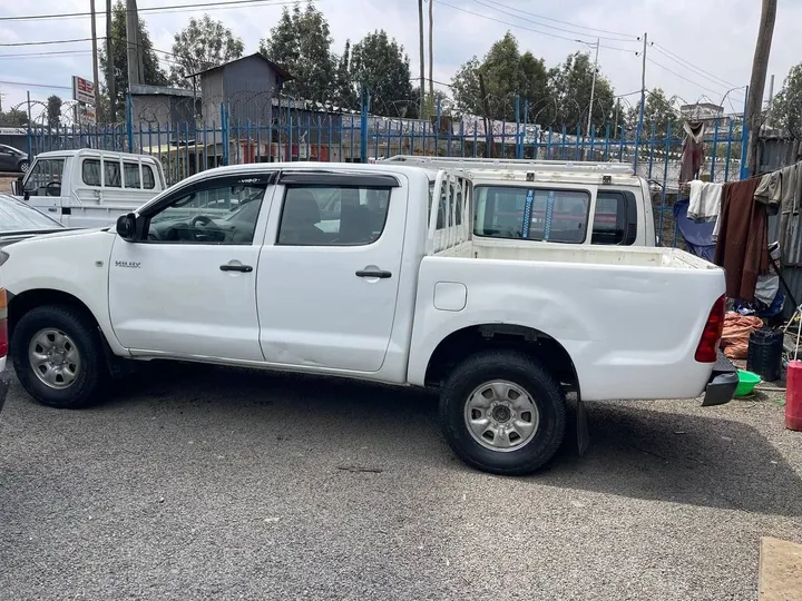 Toyota Double Cabin Pickup 2010 – photo 3