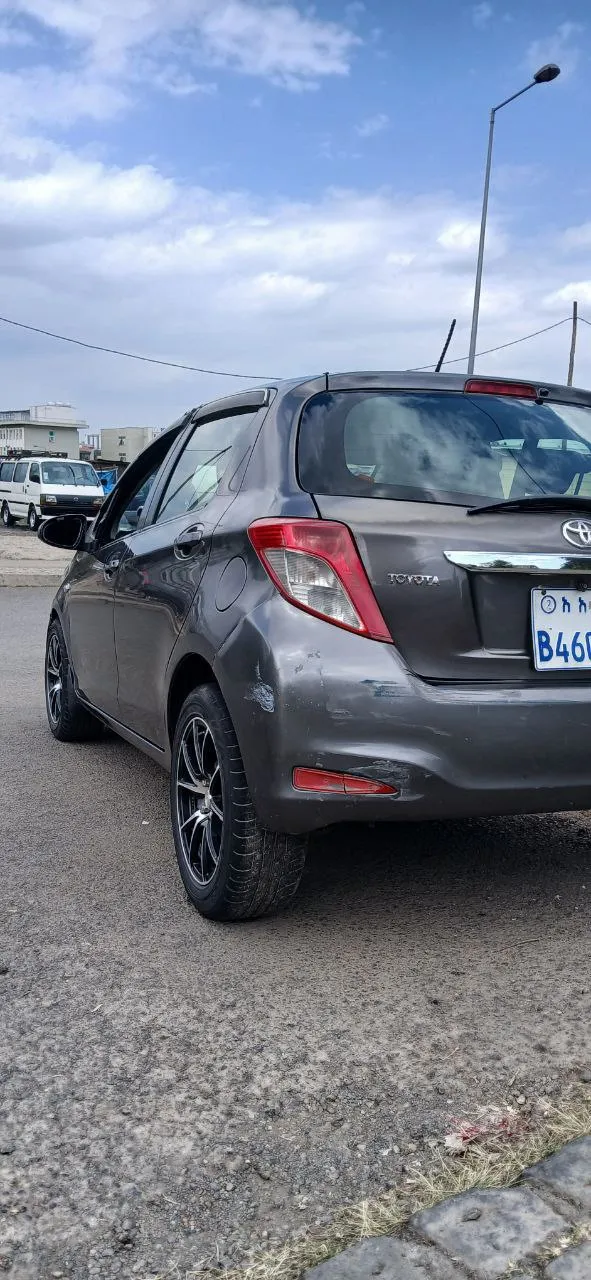 Toyota Yaris Compact 2013 Automatic – photo 4