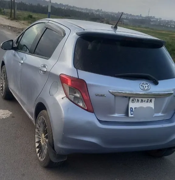 Toyota Yaris Compact 2012 – photo 4