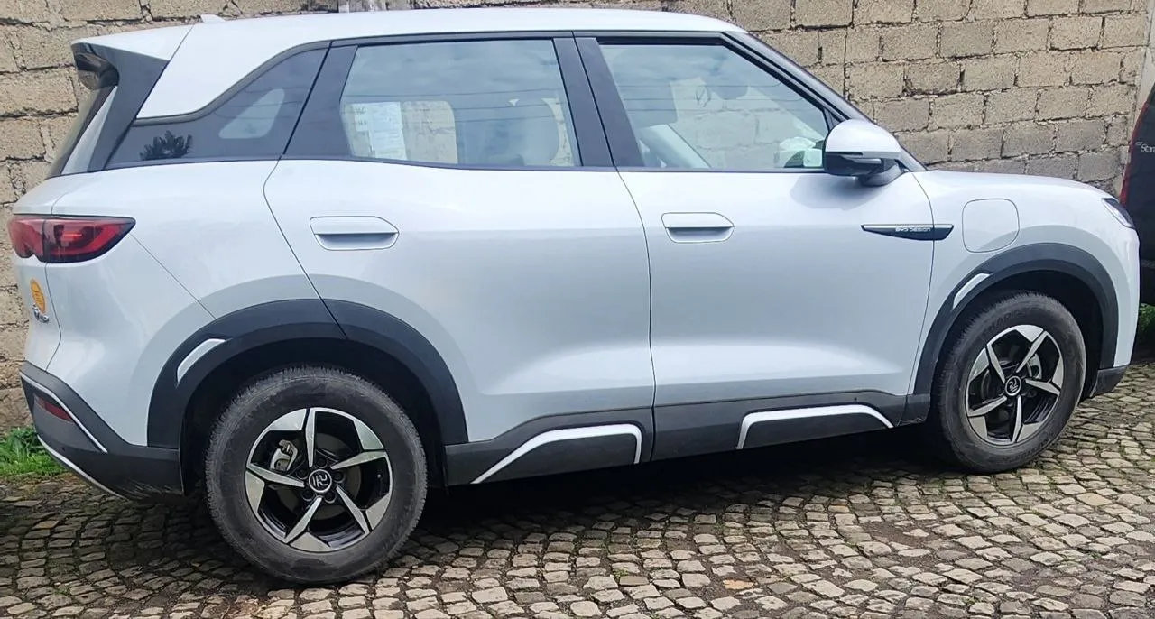 White BYD Electric SUV – photo 4