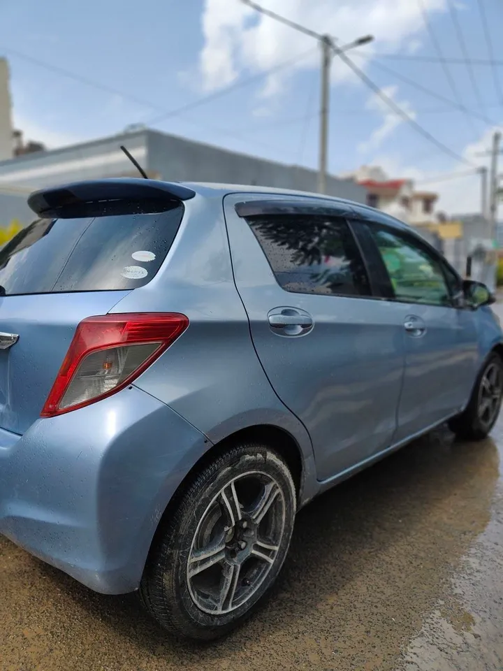 Toyota Yaris Compact 2012 – photo 3