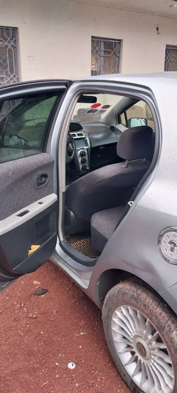 Toyota Compact 2010 Automatic – photo 4