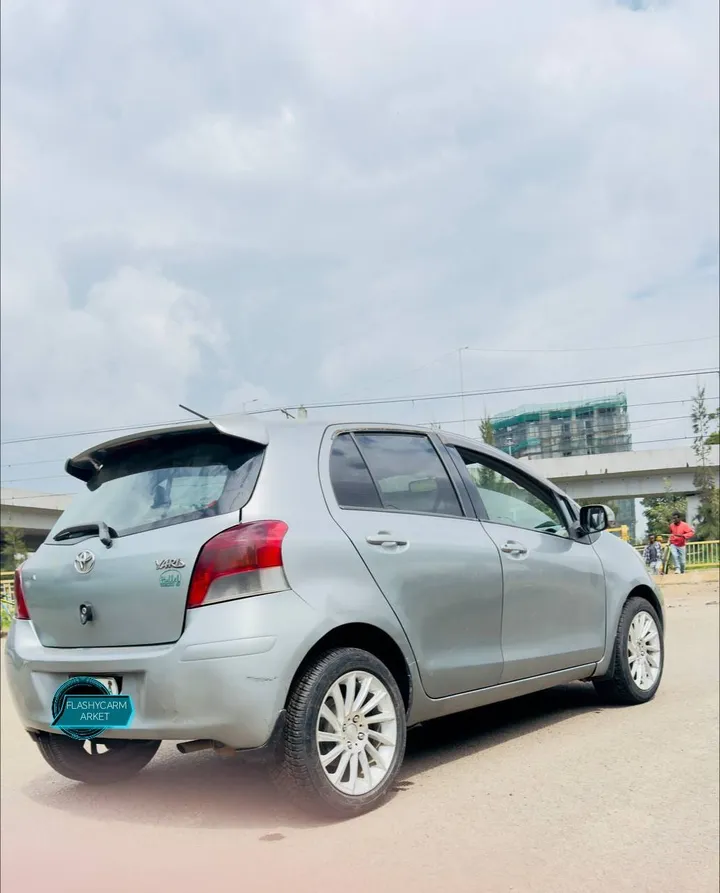Toyota Yaris Compact 2010 – photo 3