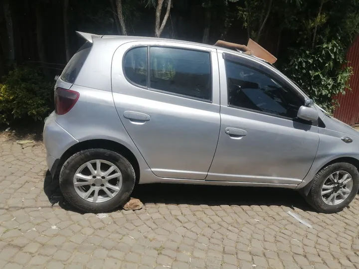 Toyota Vitz 2002 Automatic 1.3L – photo 3