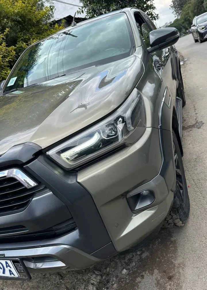 Toyota Hilux Invincible 2021 Pickup – photo 4