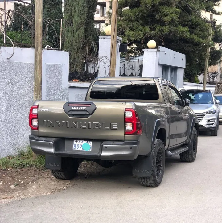 Toyota Hilux Invincible 2021 Pickup – photo 3