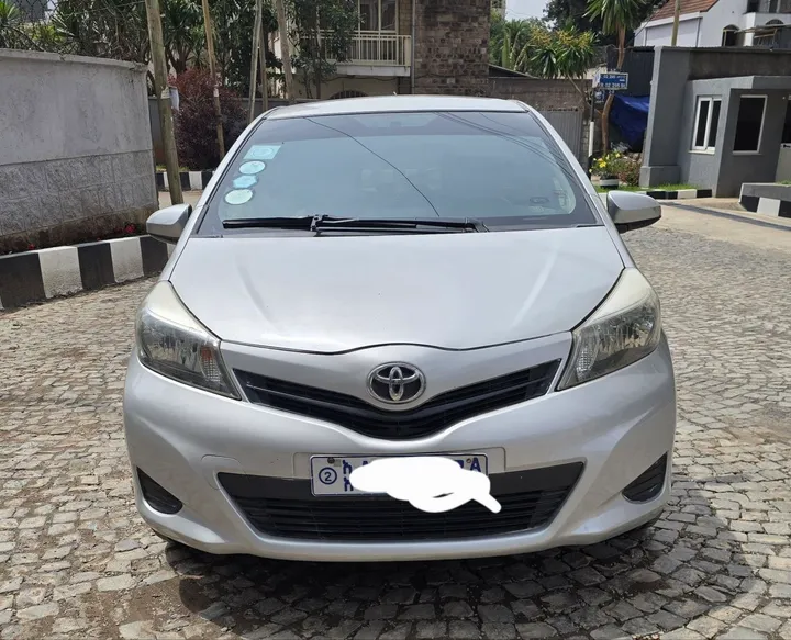Toyota Yaris Compact 2012 Automatic – photo 9
