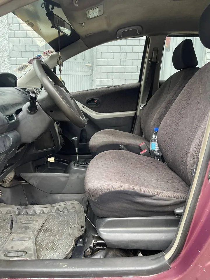 Toyota Yaris Compact 2010 – photo 3