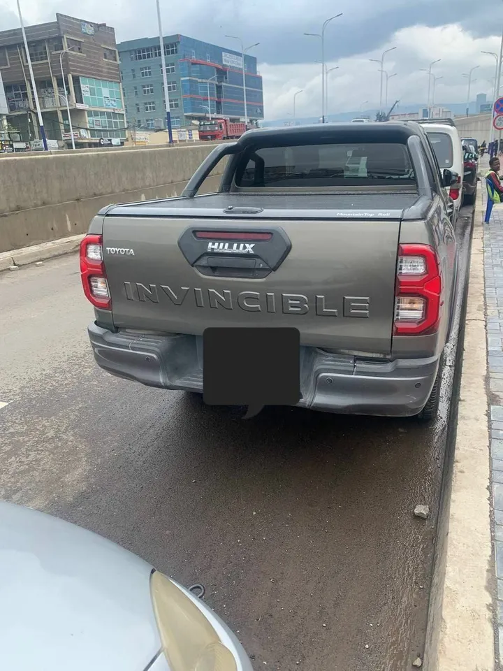 Toyota Hilux Invincible 2021 Double-Cab – photo 4