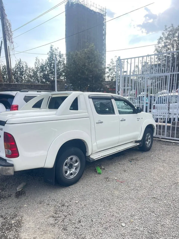 Toyota Hilux 2010 Manual Pickup – photo 3