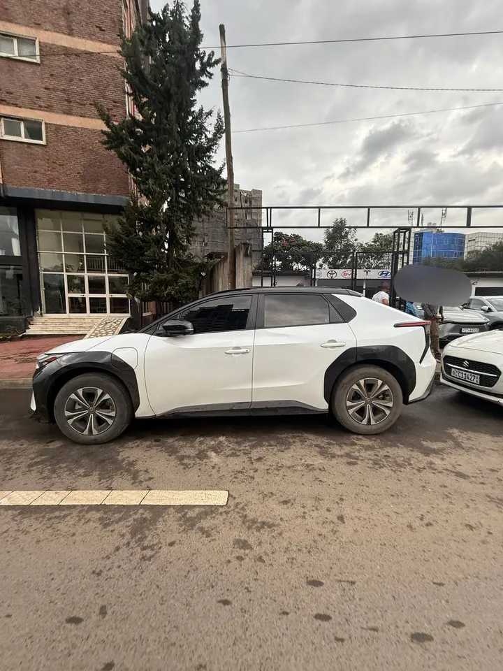 Toyota BZ4X EV Crossover 2023 – photo 3