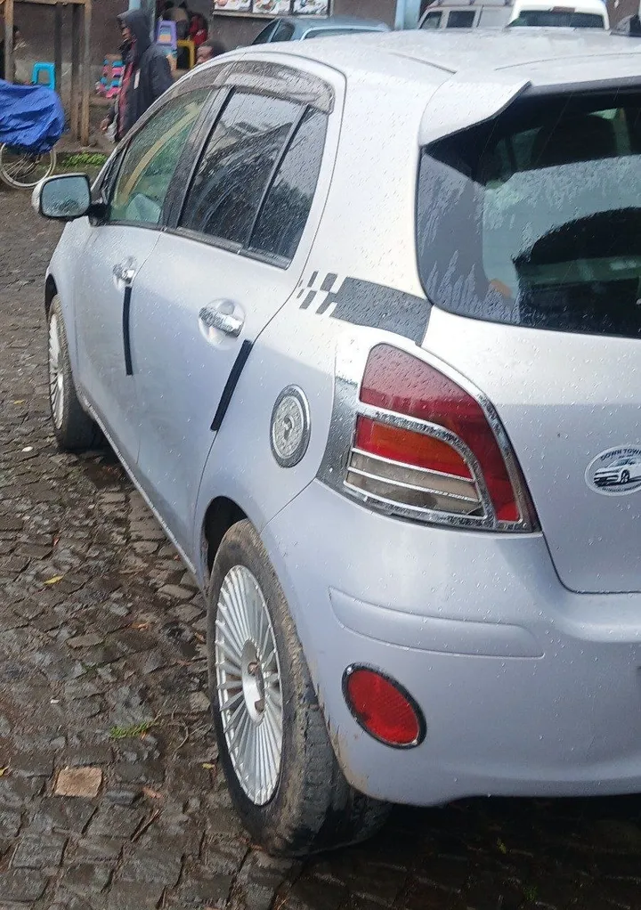 Toyota Yaris Compact 2010 – photo 4