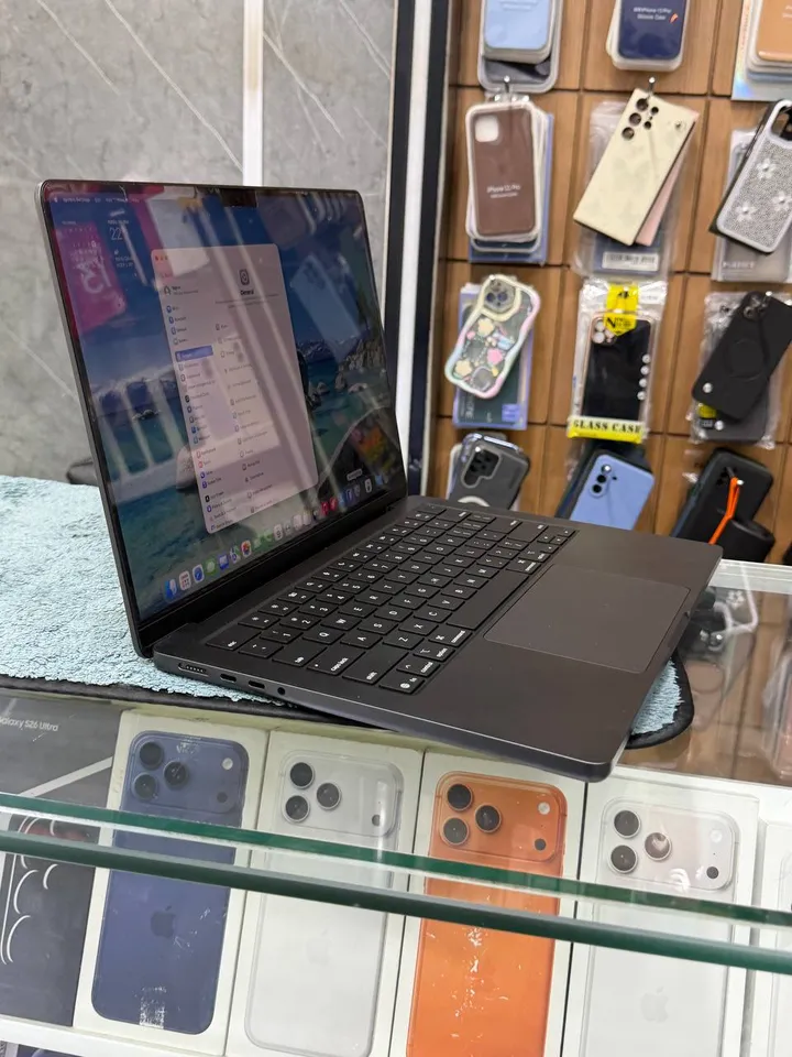 Apple MacBook Pro M5 14 Inch – photo 3