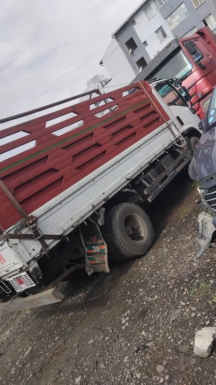 2017 Isuzu Cargo Truck – photo 5