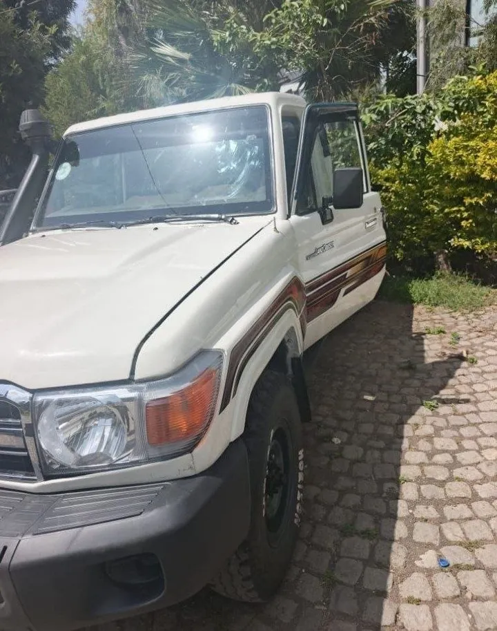 Toyota Land Cruiser Pickup 2015 – photo 3