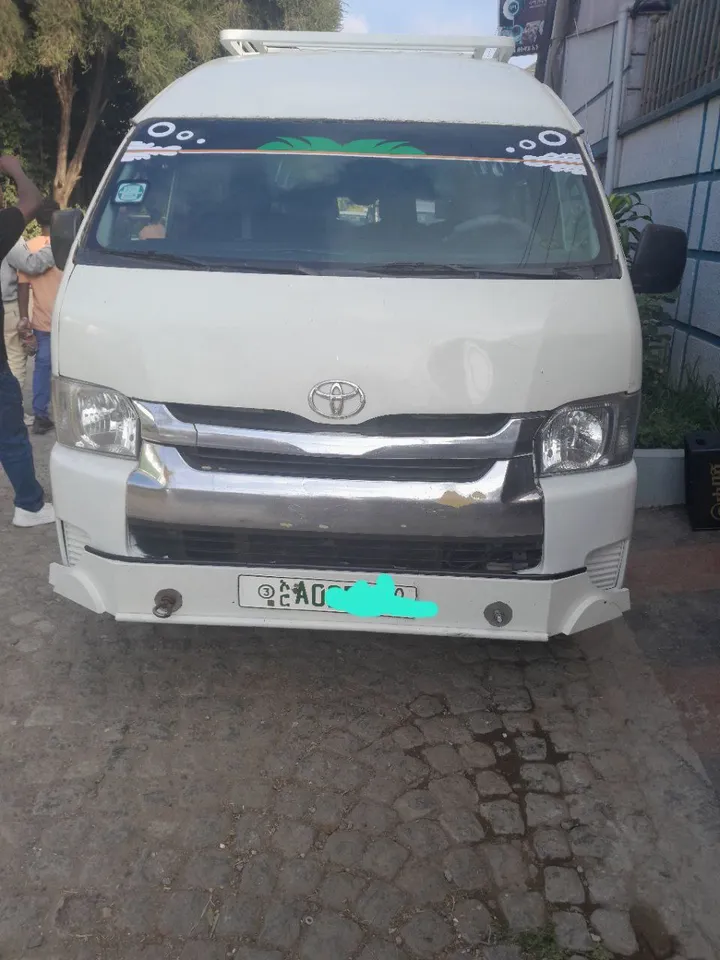 Toyota Hiace White Van – photo 5