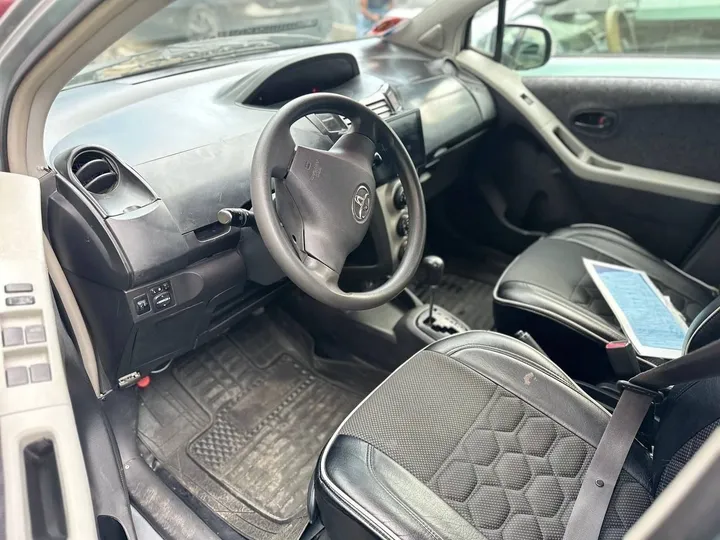 Toyota Yaris Compact 2010 – photo 6