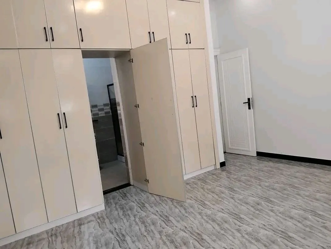 Modern 5-Bedroom Villa in Summit – photo 3