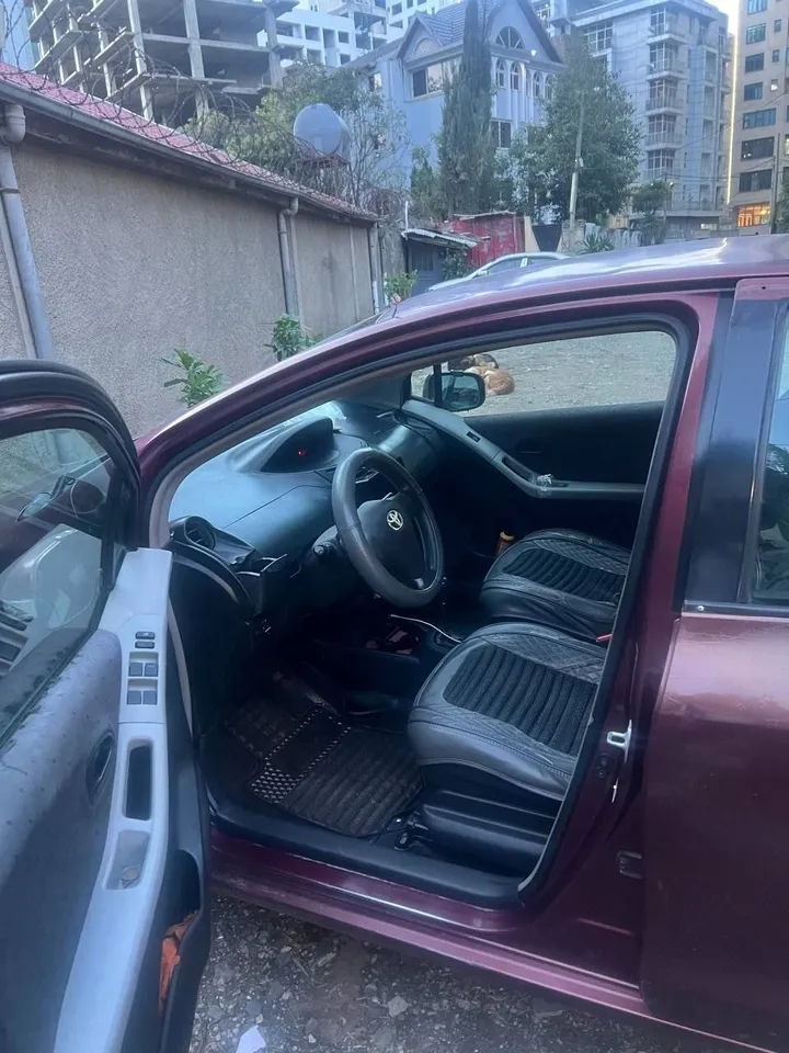 Toyota Yaris Compact 2010 – photo 4