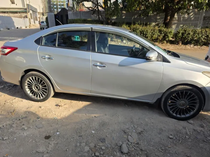 Toyota Yaris Sedan 2015 Automatic – photo 3