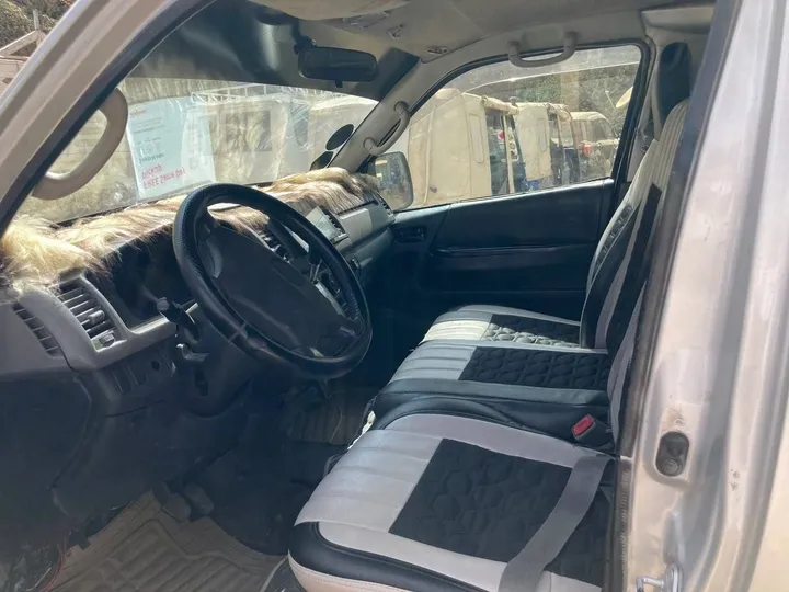 Toyota Hiace 2006 Automatic Van – photo 6