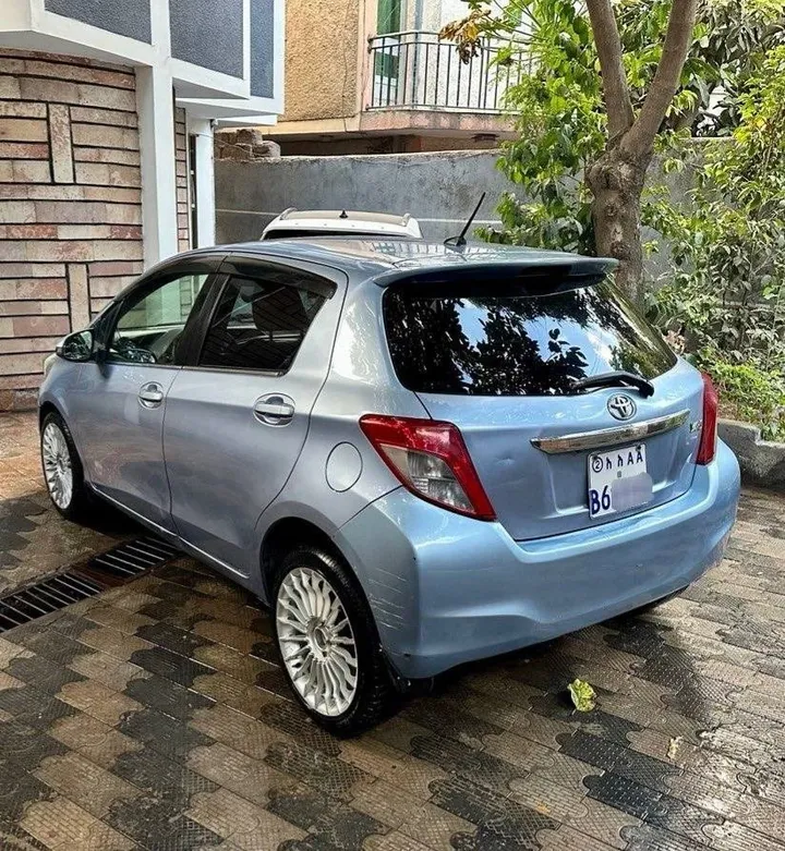 Toyota Yaris Compact 2011 – photo 5