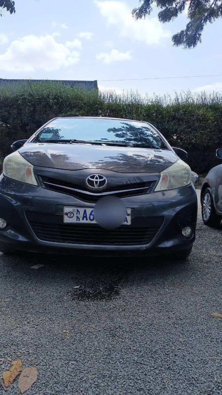 Toyota Yaris Compact 2012 – photo 3