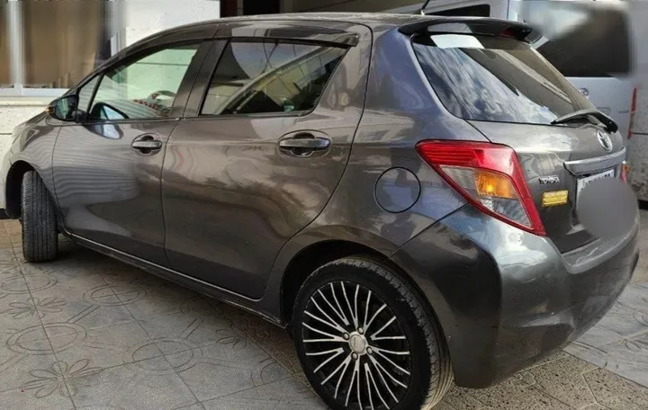 Toyota Yaris Compact 2013 – photo 4