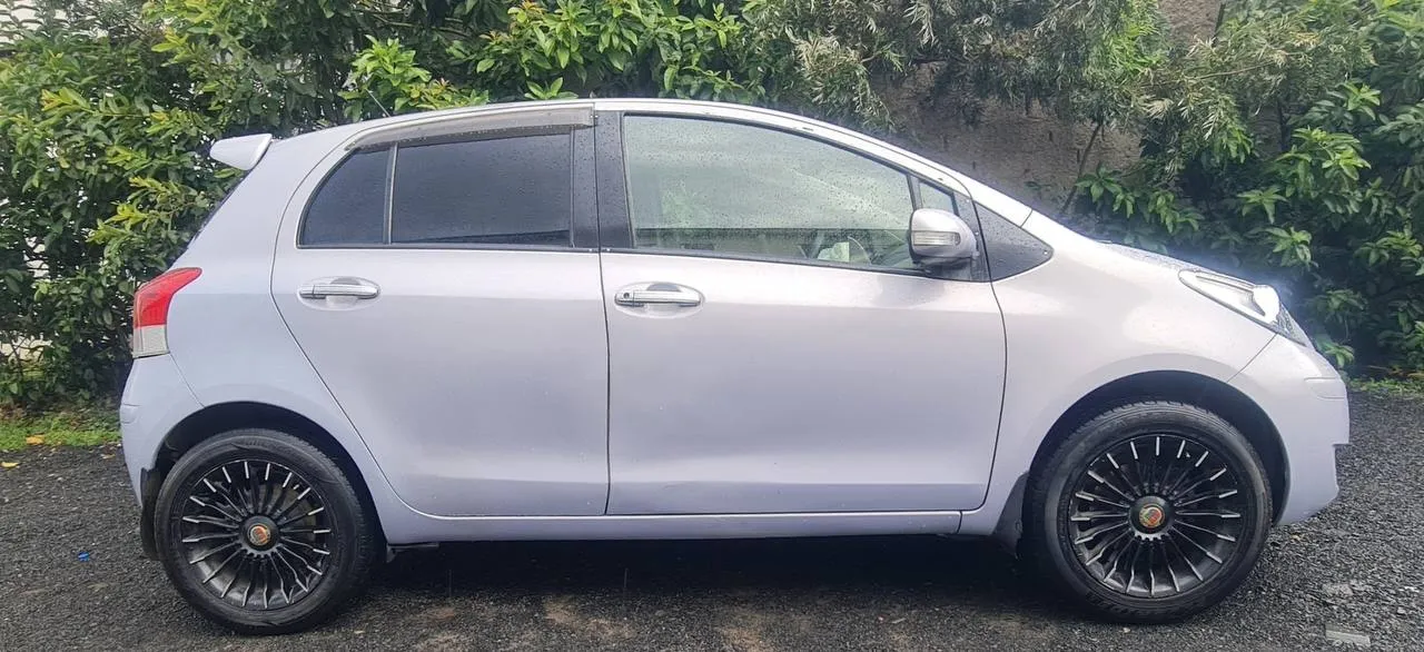 Toyota Yaris Compact 2010 – photo 3