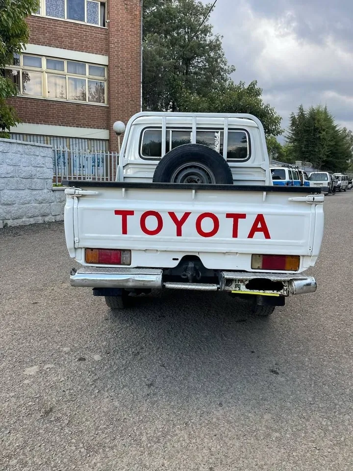 Toyota Land Cruiser Pickup 2015 – photo 3