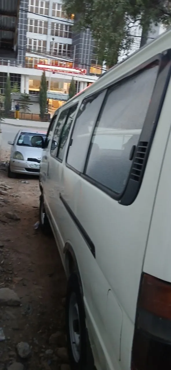Toyota Hiace 5L Van – photo 3