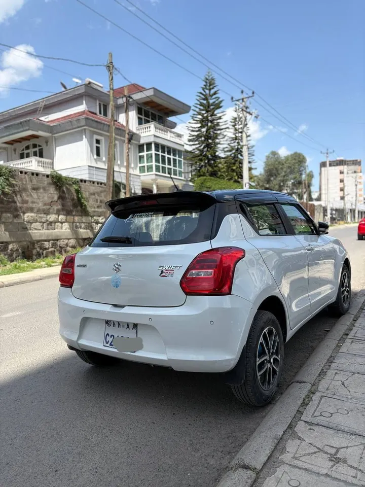 Suzuki Swift 2022 1.2L Automatic – photo 4