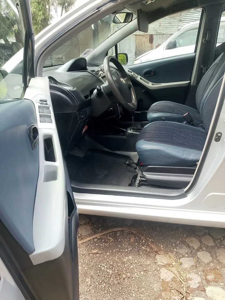 Toyota Yaris Compact 2010 – photo 3