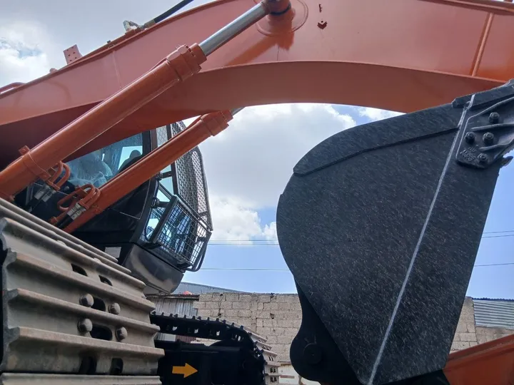Hitachi Zaxis 220LC Excavator – photo 5