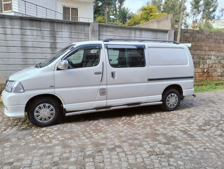 Toyota Hiace Half Van 2011 – photo 5