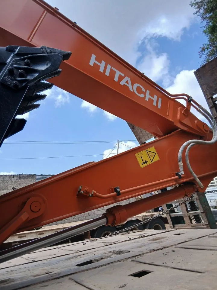 Hitachi Zaxis 220LC Excavator – photo 6