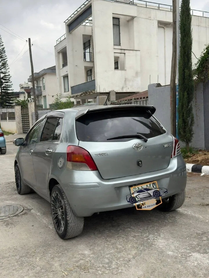 Toyota Yaris Compact 2010 – photo 3