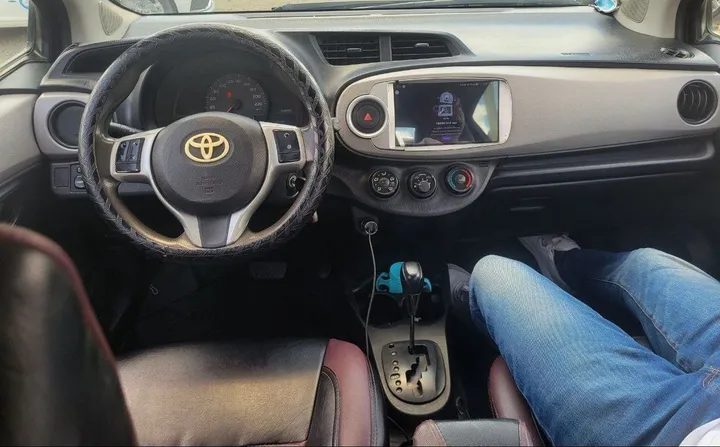 Toyota Yaris Compact 2012 Automatic – photo 7
