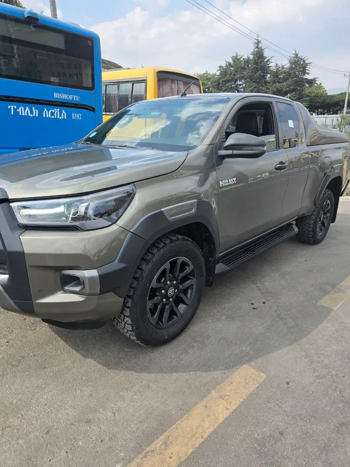 Toyota Hilux Invincible 2.4L Diesel – photo 3
